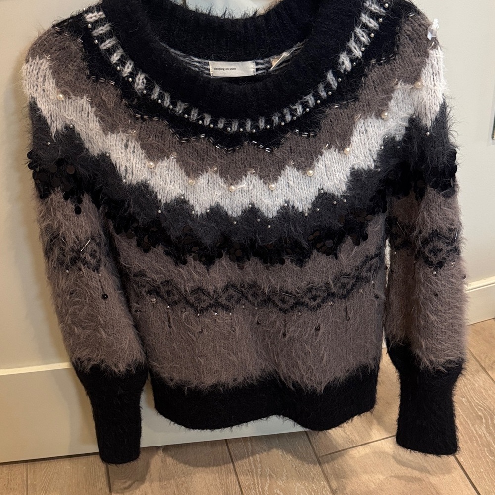 Elegant Women's Black and Gray Patterned Sweater